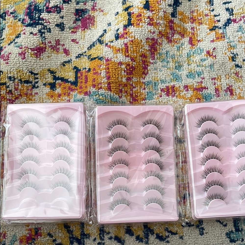 Set of False Eyelashes in Pink Packaging